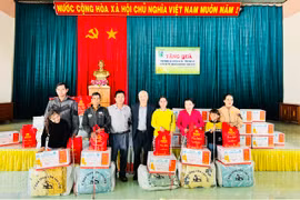 Hội Người mù tỉnh tặng quà Tết hội viên có hoàn cảnh khó khăn tại huyện Ia Pa