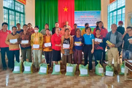 Chư Păh tặng quà cho người khuyết tật, trẻ em có hoàn cảnh khó khăn