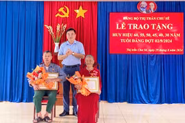 Trao Huy hiệu Đảng