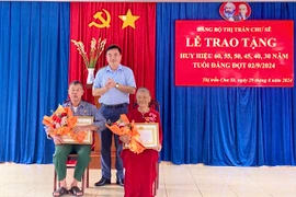 Trao Huy hiệu Đảng