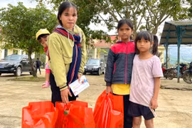 Quà Tết sớm với bà con vùng khó