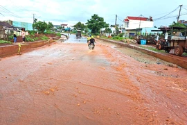 Đơn vị thi công quốc lộ 19 chi trả tiền hỗ trợ thiệt hại cho dân