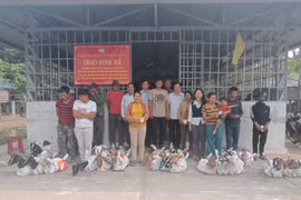 Tặng dê giống sinh sản cho 10 hộ nghèo xã Chư Rcăm