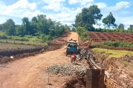 Chư Păh làm đường giao thông qua suối Ia Nui