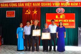 An Khê: 26 đảng viên được trao huy hiệu Đảng dịp 2-9