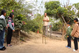 Truyền đam mê đi cà kheo cho thanh-thiếu niên làng Brang Đak Kliết