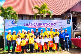 Tặng quà, đồ dùng học tập cho học sinh làng Pốt