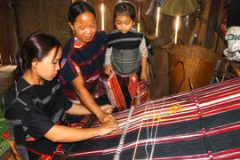 Phụ nữ làng Pốt gìn giữ nghề dệt thổ cẩm