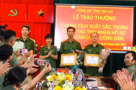  Giám đốc Công an tỉnh Gia Lai tặng giấy khen cho Công an thị xã An Khê