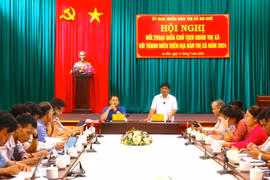 Chủ tịch UBND thị xã An Khê Đinh Văn Cương đối thoại với thanh niên. Ảnh: Ngọc Minh