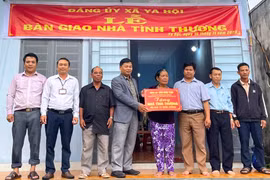 Đak Pơ trao nhà tình thương cho gia đình chính sách