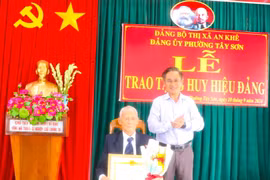 Thị ủy An Khê trao tặng Huy hiệu Đảng cho 8 đảng viên. Ảnh: Ngọc Minh