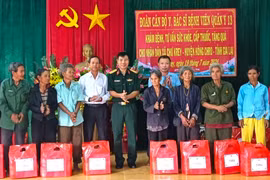 Bệnh viện Quân y 13 khám bệnh, phát thuốc miễn phí và tặng quà tại xã Chư Krêy