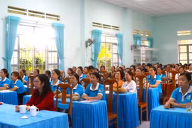 Truyền thông pháp luật an toàn giao thông cho 100 cán bộ, hội viên phụ nữ thị xã An Khê. Ảnh: Ngọc Minh