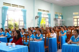 Truyền thông pháp luật an toàn giao thông cho 100 cán bộ, hội viên phụ nữ thị xã An Khê. Ảnh: Ngọc Minh