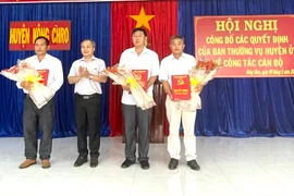 Kông Chro trao quyết định điều động, luân chuyển 6 cán bộ