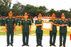 Trung đoàn 38 đón nhận Huân chương Bảo vệ Tổ quốc hạng ba. Ảnh: Ngọc Minh