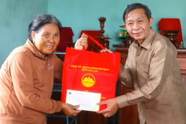 Trưởng ban Tuyên giáo Tỉnh ủy Huỳnh Thế Mạnh thăm, tặng quà gia đình chính sách, người có công tại Đak Pơ. Ảnh: Ngọc Minh