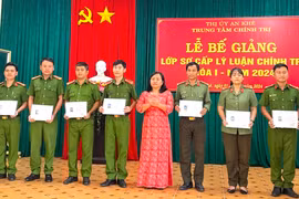 An Khê bế giảng lớp sơ cấp lý luận chính trị