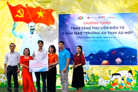 Tặng Thư viện điện tử và bàn giao “Trường em thay áo mới” cho trường học huyện Kông Chro