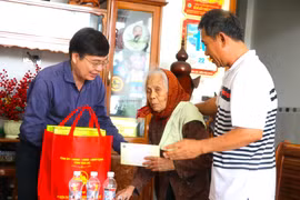 Trưởng ban Tổ chức Tỉnh ủy Huỳnh Quang Thái thăm, tặng quà gia đình chính sách tại thị xã An Khê