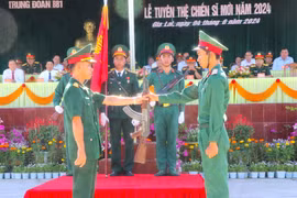 Trung đoàn Bộ binh 1 tổ chức lễ tuyên thệ chiến sĩ mới 