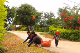 Đê Chơ Gang phấn đấu về đích làng nông thôn mới cuối năm 2024. Ảnh: Ngọc Minh