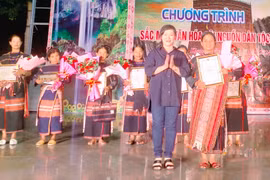 Bề mạc cuộc thi nghề đan lát, dệt thổ cẩm truyền thống. Ảnh: Ngọc Minh