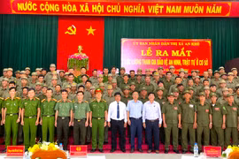 An Khê ra mắt lực lượng tham gia bảo vệ an ninh, trật tự cơ sở. Ảnh: Ngọc Minh