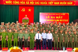 An Khê ra mắt lực lượng tham gia bảo vệ an ninh, trật tự cơ sở. Ảnh: Ngọc Minh