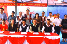 Trưởng Ban Tuyên giáo Tỉnh ủy Gia Lai Huỳnh Thế Mạnh dự Ngày hội Đại đoàn kết toàn dân tộc tại thôn 3, xã Kông Pla