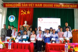 An Khê trao 21 suất học bổng cho học sinh vượt khó học giỏi