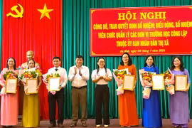 An Khê công bố quyết định bổ nhiệm, điều động 16 viên chức ngành giáo dục.Ảnh: Ngọc Minh