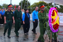 Dâng hoa, hương và thắp nến tri ân các Anh hùng liệt sĩ tại Tượng đài Chiến thắng Đak Pơ. Ảnh: Ngọc Minh