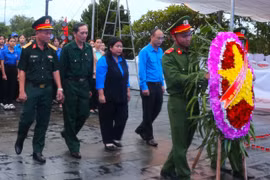 Dâng hoa, hương và thắp nến tri ân các Anh hùng liệt sĩ tại Tượng đài Chiến thắng Đak Pơ. Ảnh: Ngọc Minh