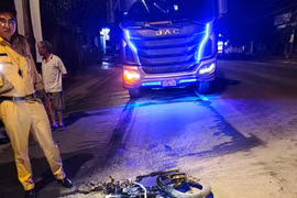 An Khê: Tai nạn giao thông làm một người thương nặng và xe mô tô bốc cháy hoàn toàn. Ảnh: Minh Tuấn