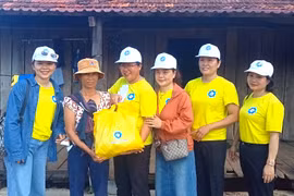 Khám bệnh, cấp phát thuốc miễn phí và tặng quà cho người dân làng Brang Đak Kliết. Ảnh: Thế Danh