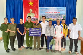 Chư Păh: Trao mô hình sinh kế cho gia đình chính sách và tặng quà học sinh nghèo 