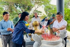 Cán bộ, đảng viên phường Hoa Lư về nguồn tại Khu di tích lịch sử cách mạng Khu 9 