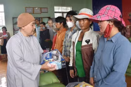 Trao 100 suất quà cho hộ nghèo tại xã Hnol 