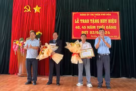 Chư Păh trao tặng Huy hiệu Đảng cho 11 đảng viên đợt 2-9 