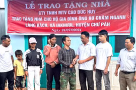 Bàn giao nhà tình nghĩa cho hộ nghèo xã Ia Khươl 