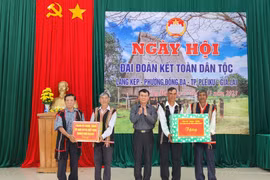 Bí thư Thành ủy Pleiku Trịnh Duy Thuân dự Ngày hội Đại đoàn kết toàn dân tộc tại làng Kép 