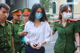 Người mẫu Ngọc Trinh bị áp giải đến phiên tòa để xét xử