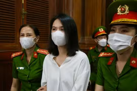 Người mẫu Ngọc Trinh khai 'thấy đường vắng nên biểu diễn khi học lái xe' 