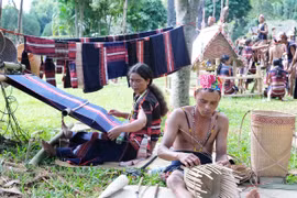 Vợ chồng nghệ nhân trẻ Kro-Bier tham gia trình diễn tại Liên hoan cồng chiêng Tây Nguyên năm 2023. 