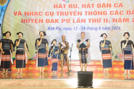 Một tiết mục hát dân ca kết hợp trình diễn nhạc cụ dân tộc tại Liên hoan hát ru, hát dân ca và nhạc cụ truyền thống các dân tộc huyện Đak Pơ. 