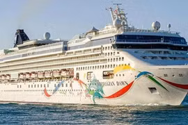 Tranh cãi nảy lửa khi siêu du thuyền bỏ rơi 8 du khách trên đảo vắng