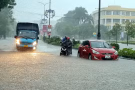 Mưa to đến rất to khiến nhiều nơi tại Quảng Bình bị ngập lụt, chia cắt