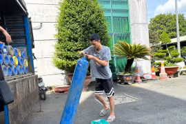 Công an khám xét kho hàng chứa 21 tấn khí cười